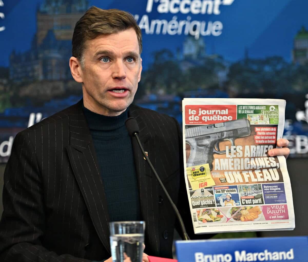 Bruno Marchand, maire de Québec, a brandi la une du «Journal», mercredi, pour saluer l’enquête journalistique sur la contrebande d’armes à la frontière canado-américaine.