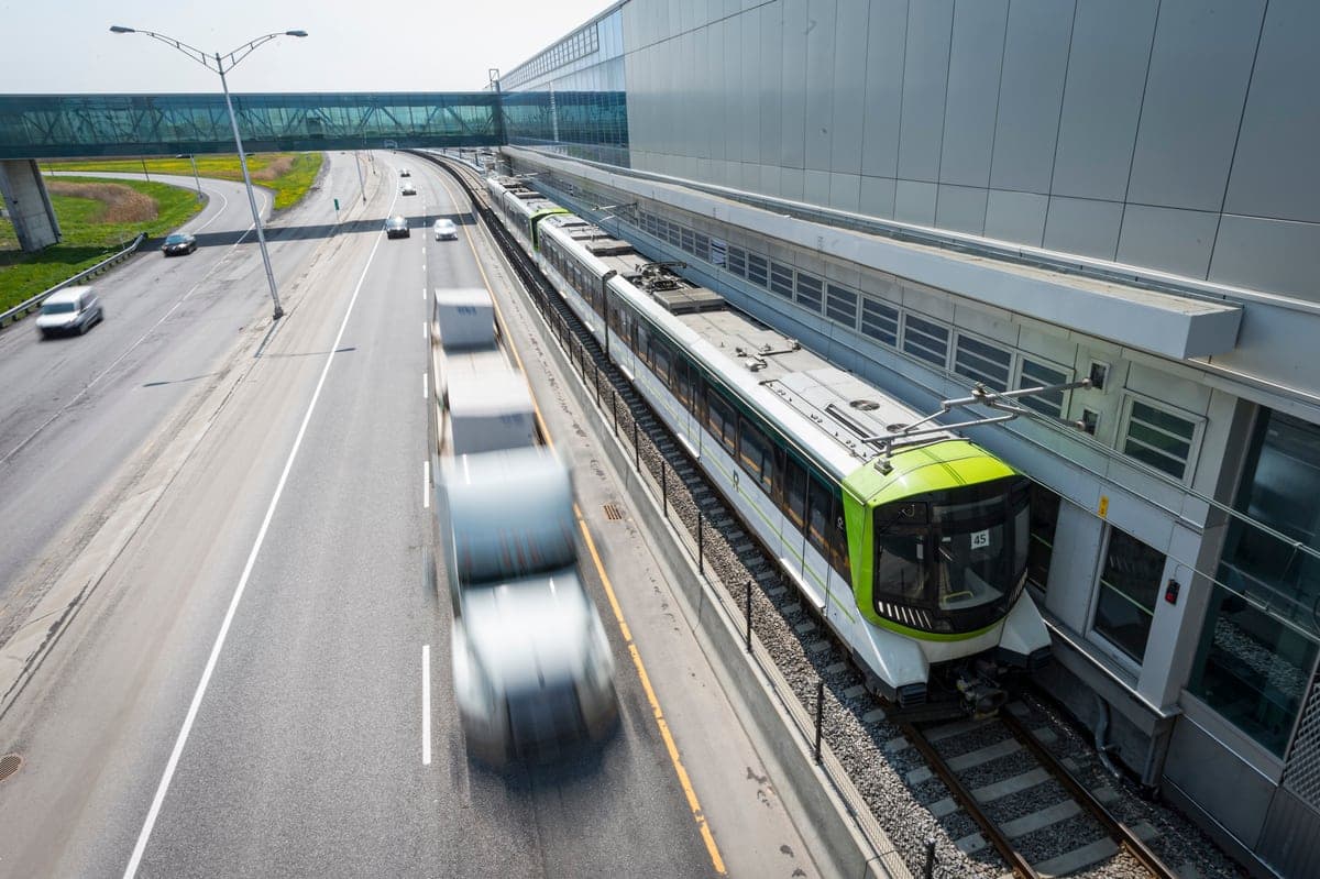 La passerelle relie la station du REM à l'un des bâtiments du Solar Uniquartier.