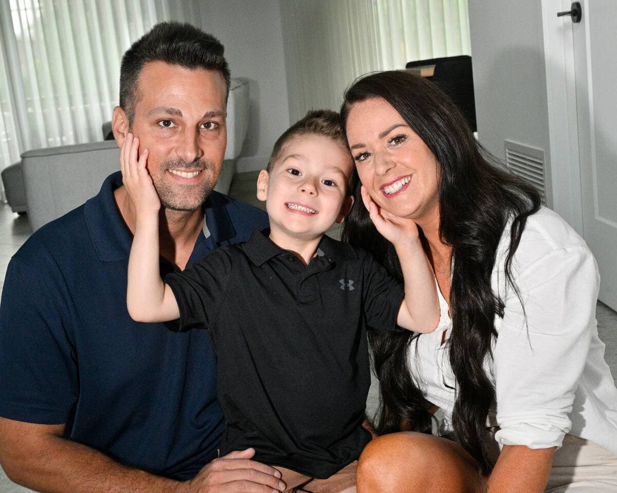 William, qui est guéri d'une leucémie, entouré de ses parents, Jonathan Paquet et Dominique St-Hilaire.