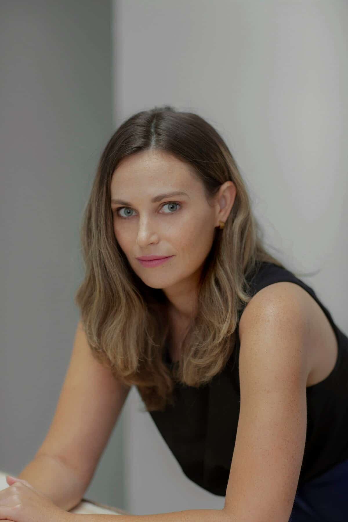 Carley Fortune a grandi au bord d’un lac dans la région touristique de Muskoka, en Ontario. Elle situe son roman à Barry’s Bay, un lieu de villégiature très apprécié.