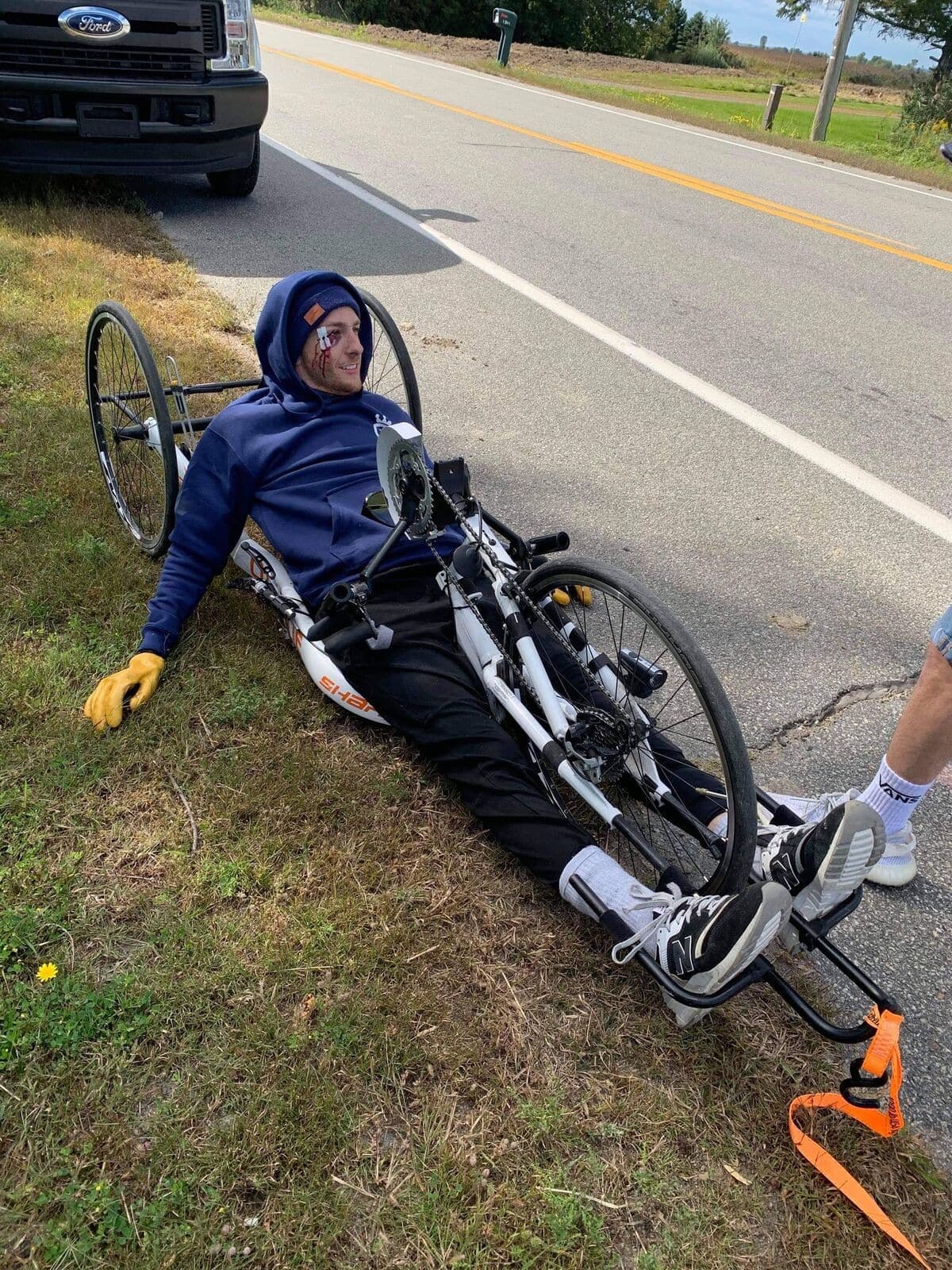 Maxime Drolet-Gauthier a atteint son objectif de parcourir en deux jours la distance séparant Montréal de Québec en fauteuil roulant, dont le but premier était d’amasser des dons pour la fondation Neuro-Concept malgré une vilaine chute à vélo, les 19 et 20 septembre 2020. Photo Courtoisie Alexis Lachance