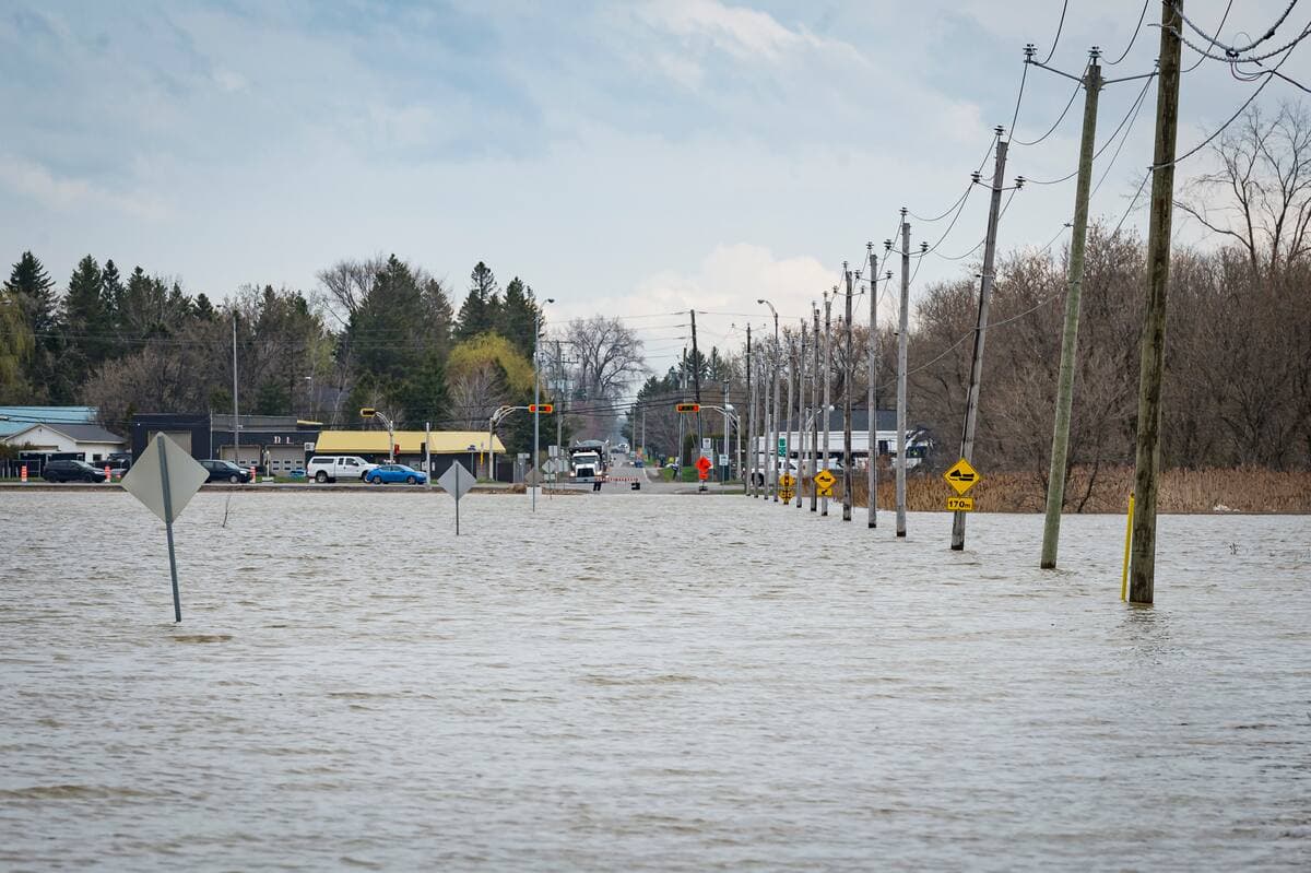 Inondation du rang Sainte-Marguerite causée par les fortes pluies des derniers jours, à Mirabel, le mardi 2 mai 2023.