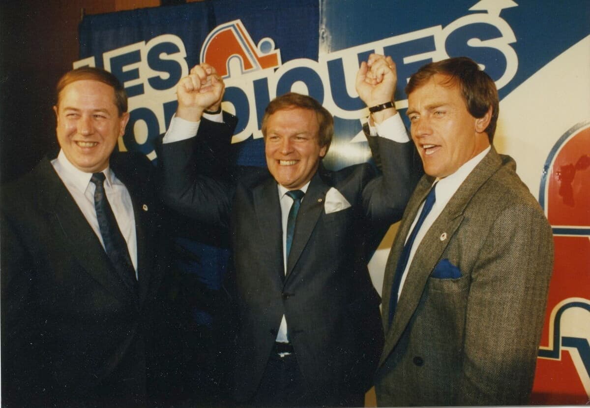 En juin 1988, Marcel Aubut (au centre) présente fièrement son nouveau directeur général Martin Madden (à gauche) et son nouvel entraîneur-chef Jean Perron (à droite).