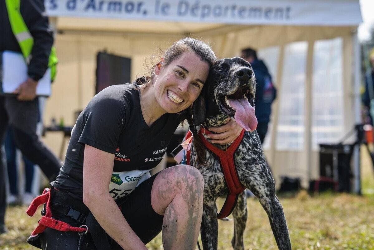 Geneviève Baril, une athlète de niveau international en canicross, a l'habitude de voyager régulièrement à l'international avec son partenaire canin, Miles. Dans le cadre de son sport, elle a visité 13 pays du monde avec ses chiens.