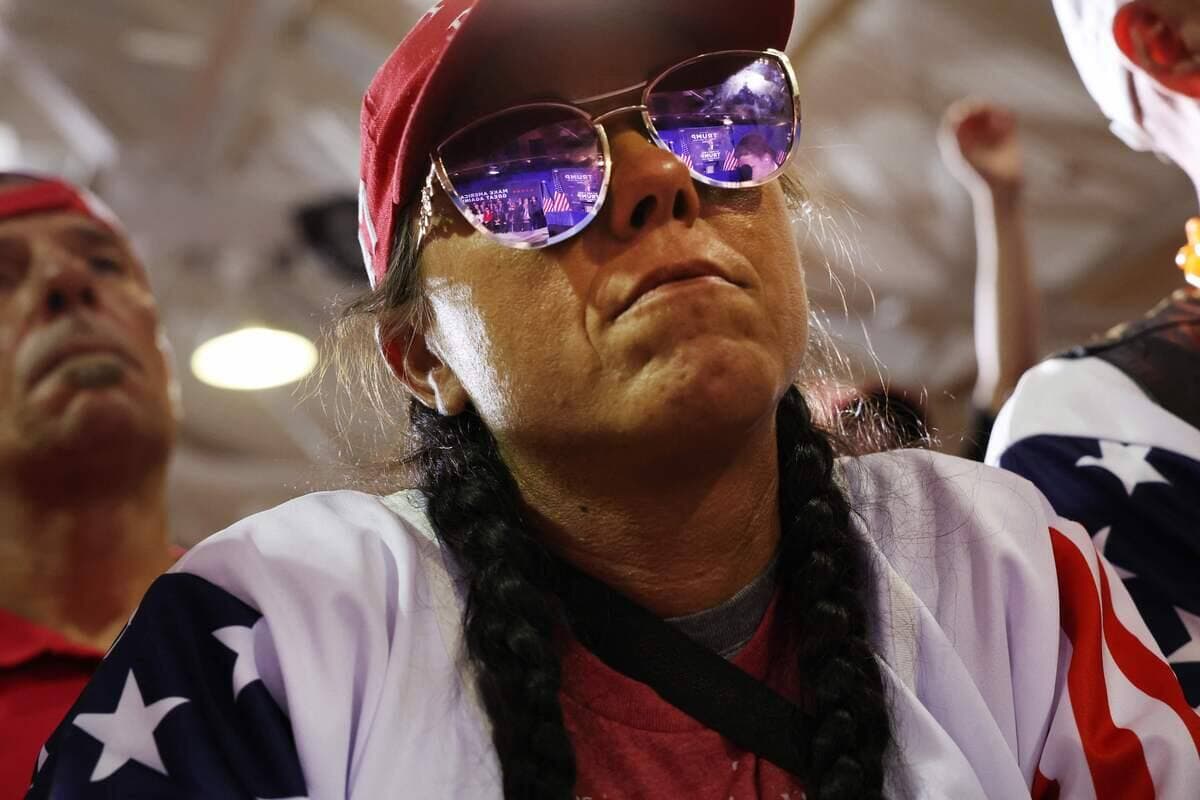 Des partisans écoutent l'ancien président Donald Trump lors d'une réunion de campagne le 27 avril 2023 à Manchester, dans le New Hampshire.