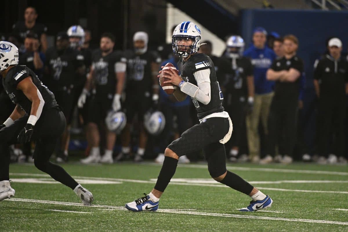Le quart-arrière des Carabins José Alejandro «Pepe» Gonzalez Garza en action face au Rouge et Or, le 12 septembre.