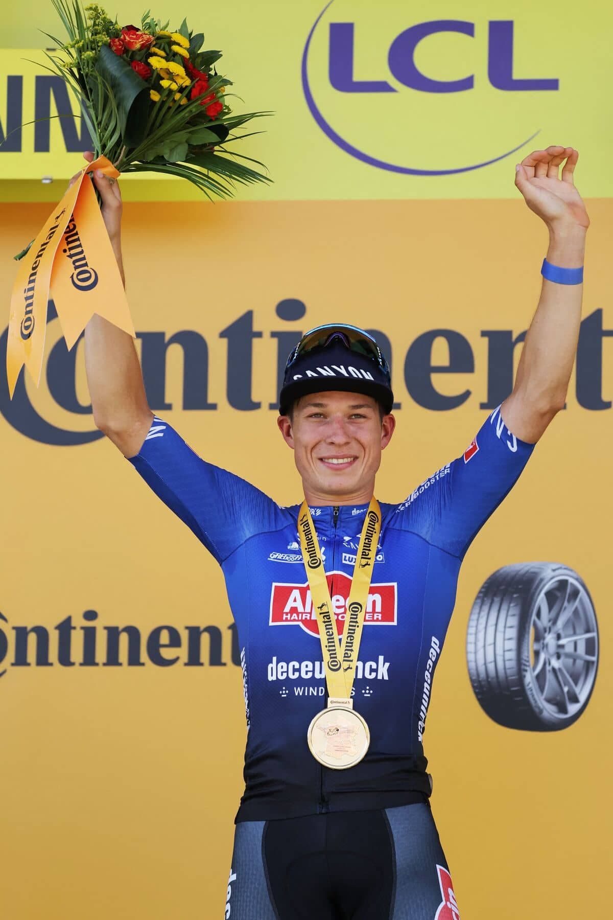 Le coureur belge d’Alpecin-Deceuninck, Jasper Philipsen, célèbre sur le podium après avoir remporté la 3e étape de la 110e édition du Tour de France cycliste, 193,5 km entre Amorebieta-Etxano, dans le nord de l’Espagne, et Bayonne, dans le sud-ouest de la France, le 3 juillet 2023.