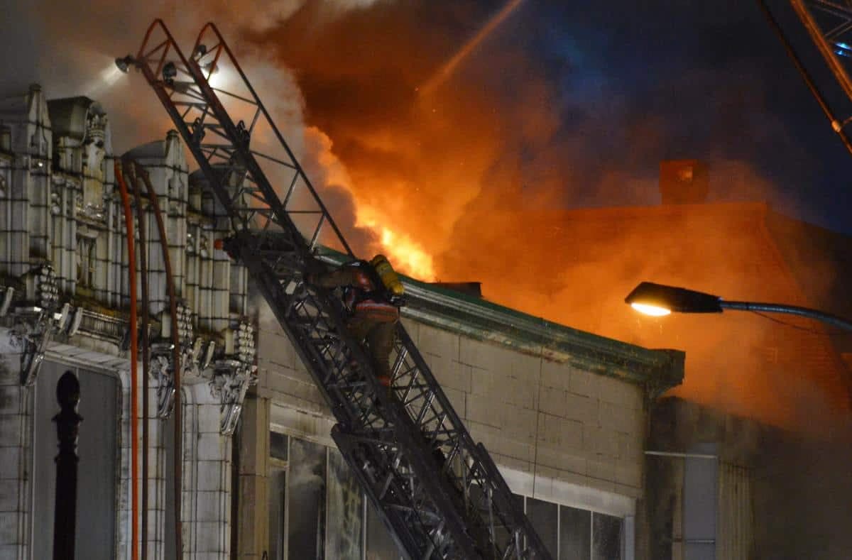 Un violent incendie a éclaté dans un bâtiment abandonné de trois étages vers 23 h samedi sur la rue Sainte-Catherine Ouest, à Montréal.