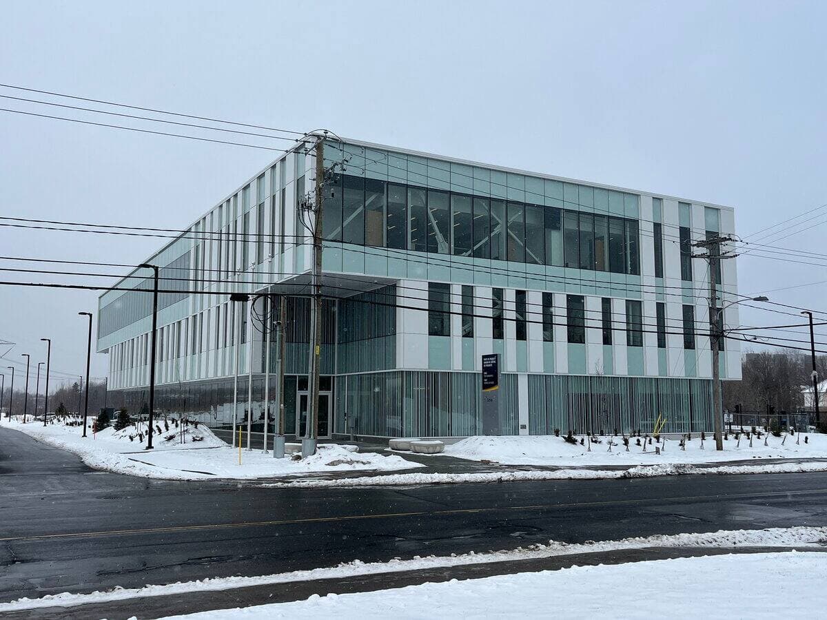 Le bâtiment du nouveau poste de police et de la maison de justice de proximité, situé sur le chemin du Sault, dans le quartier Saint-Romuald.