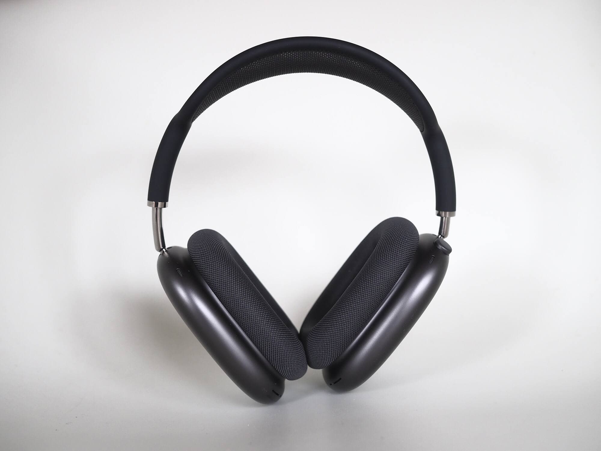 L’AirPods Max est offert en « gris cosmique » (le modèle essayé ici), en argent, en vert, en « bleu ciel » et en rose.