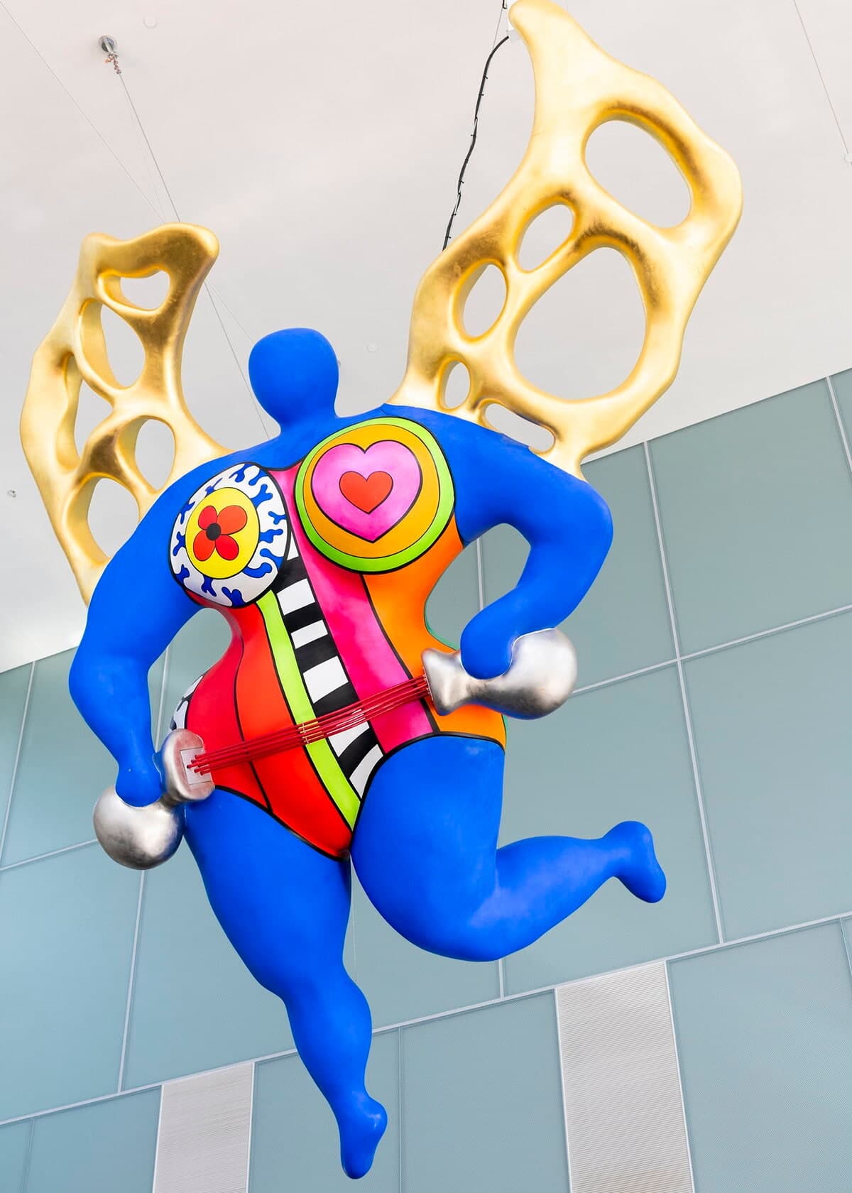 Il a fallu plusieurs jours aux employés du Musée national des beaux-arts pour suspendre la sculpture «L'Ange de la tempérance», de Niki de Saint Phalle, au toît du pavillon Lassonde.