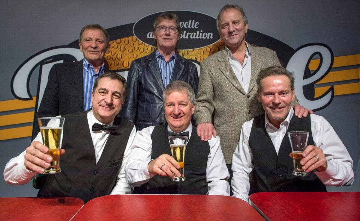 Benoit Brière et ses compagnons Martin Drainville et Luc Guérin posaient fièrement avec le trio original de Broue, Marcel Gauthier, Marc Messier et Michel Côté, lors d'une conférence de presse dévoilant la nouvelle distribution de la célèbre pièce de théâtre, en 2018.