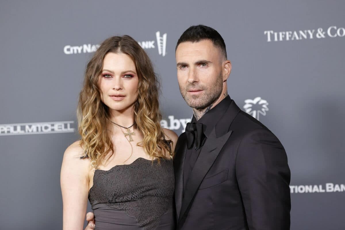 Behati Prinsloo et Adam Levine, le 13 novembre 2021 à West Hollywood, Californie.