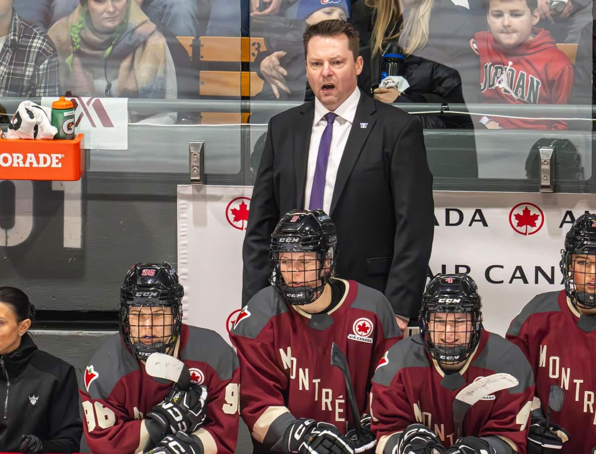 Eric Houde, entraîneur-adjoint avec l'équipe de Montréal, dans la LPHF.