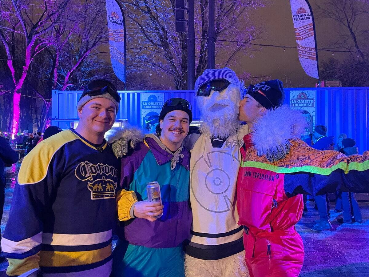 Ils étaient des milliers à festoyer à Igloofest Québec, presque tous vêtus d’habits aussi colorés les uns que les autres.