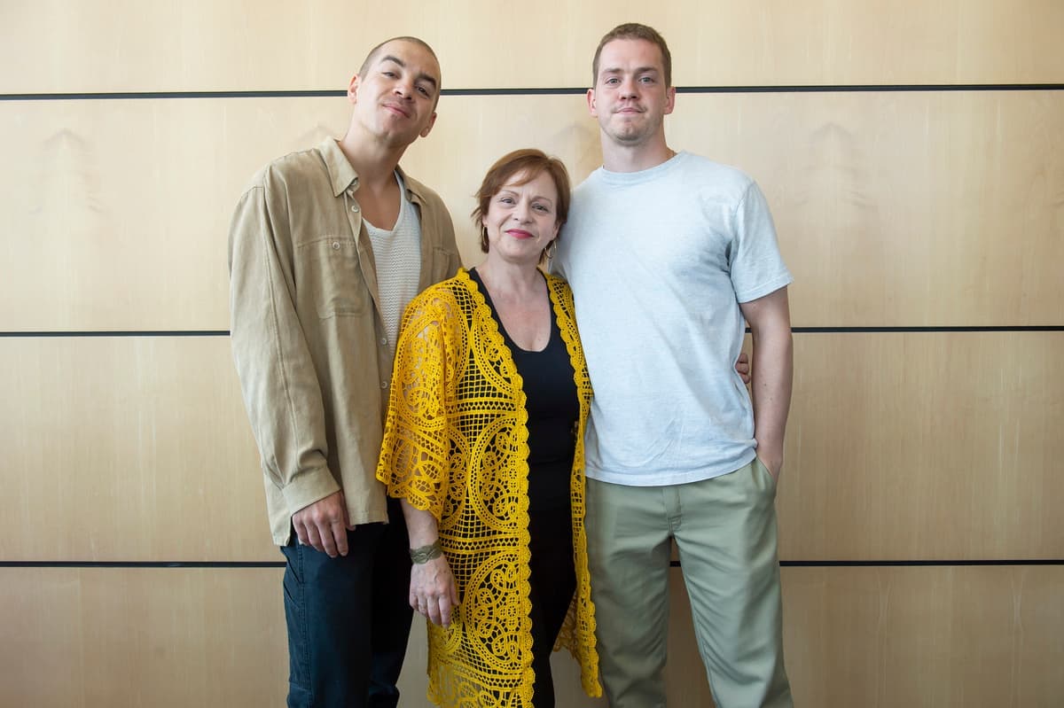 Antoine Pilon, Maude Guérin et Robert Naylor, les trois comédiens principaux de la nouvelle série «Société distincte», de Club illico, prennent la pause lors d'une série d'entrevues avec les journalistes, lundi, au siège social de Québecor, à Montréal.