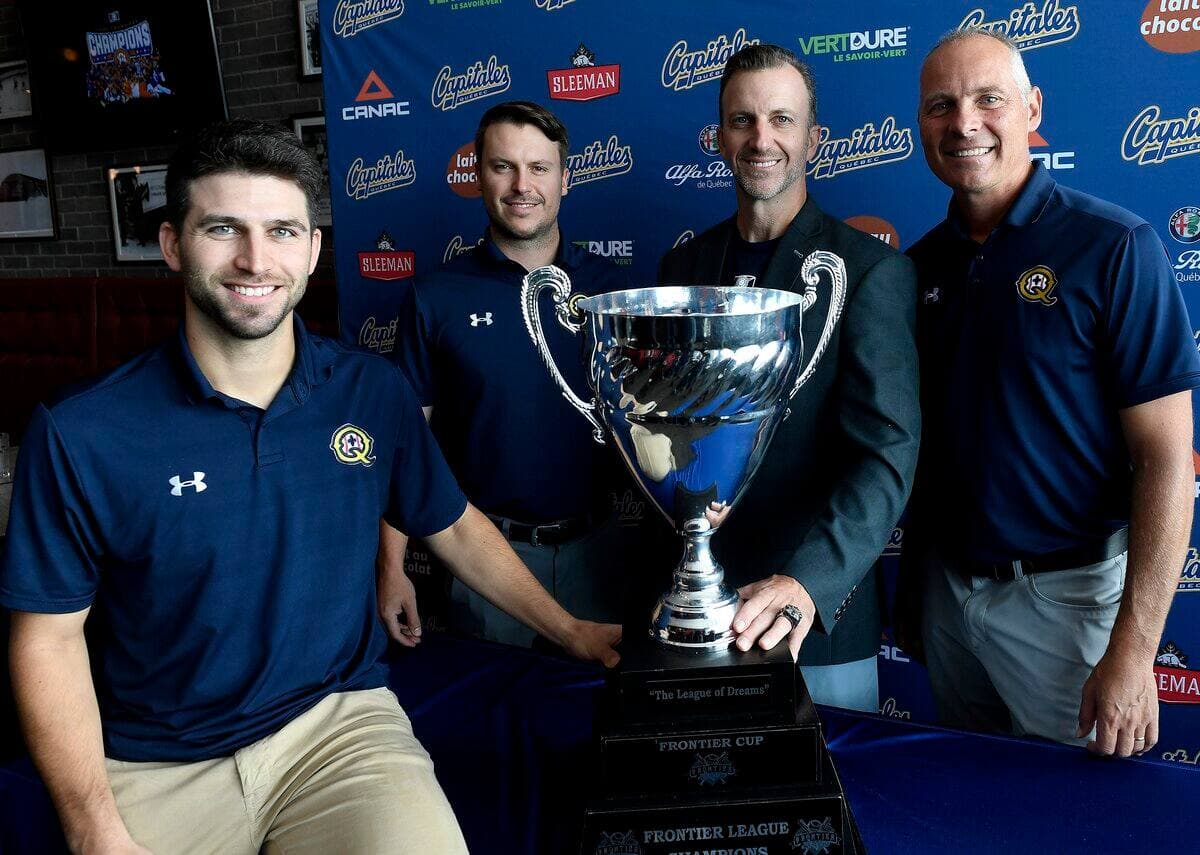 Le directeur général Charles Demers, le gérant Patrick Scalabrini et le président Michel Laplante ont dressé un bilan positif de la campagne qui vient de finir pour les Capitales, en compagnie du joueur David Glaude, à l’avant-plan.