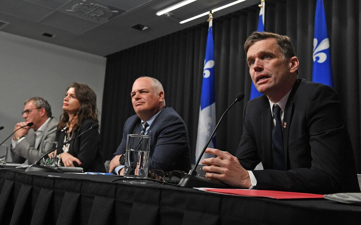 Annonce concernant le projet de tramway de Québec, le lundi 16 décembre 2024. Jean-Marc Arbaud, président et chef de la direction de CDPQ Infra, la ministre Geneviève Guilbault, Jonatan Julien, ministre, et le maire de Québec, Bruno Marchand.
