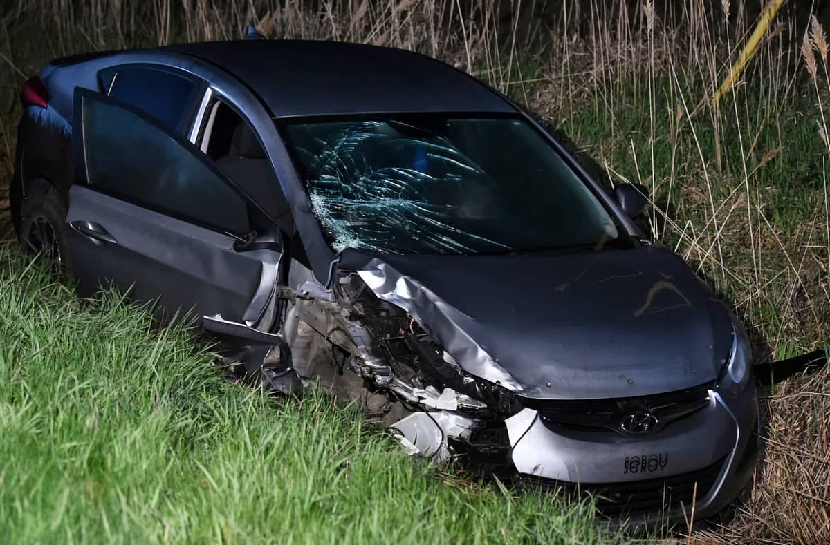 La voiture de l'automobiliste qui a été frappée de plein fouet par la moto et les deux femmes, sur le côté passager.