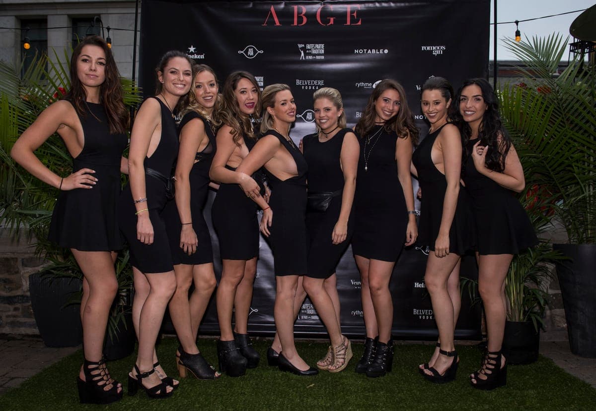 Les hôtesses de l'Auberge Saint-Gabriel lors du tapis rouge de la soirée Ange et Pilote, à l'occasion du Grand Prix de F1 du Canada, à Montréal, le dimanche 12 juin 2016.