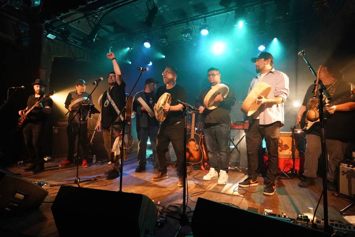 Le groupe innu Maten, les chanteurs Pako et Shauit étaient en spectacle au Lion d’Or à Montréal.