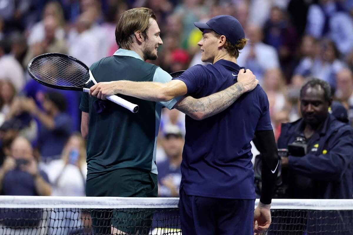 Alexander Bublik a louangé Jannik Sinner, avant et après leur match, lundi, au US Open.