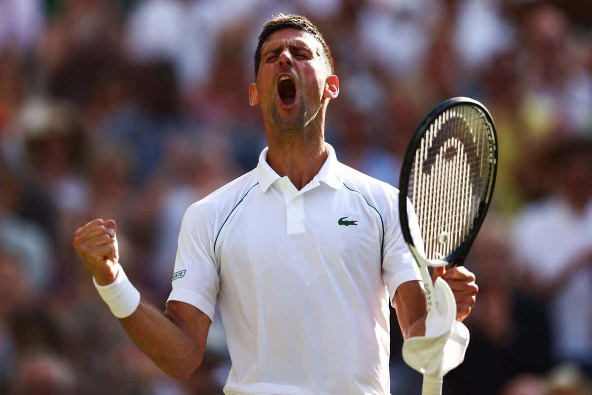 Novak Djokovic célèbre à la suite de sa victoire face à Cameron Norrie, hier, en demi-finale de Wimbledon.