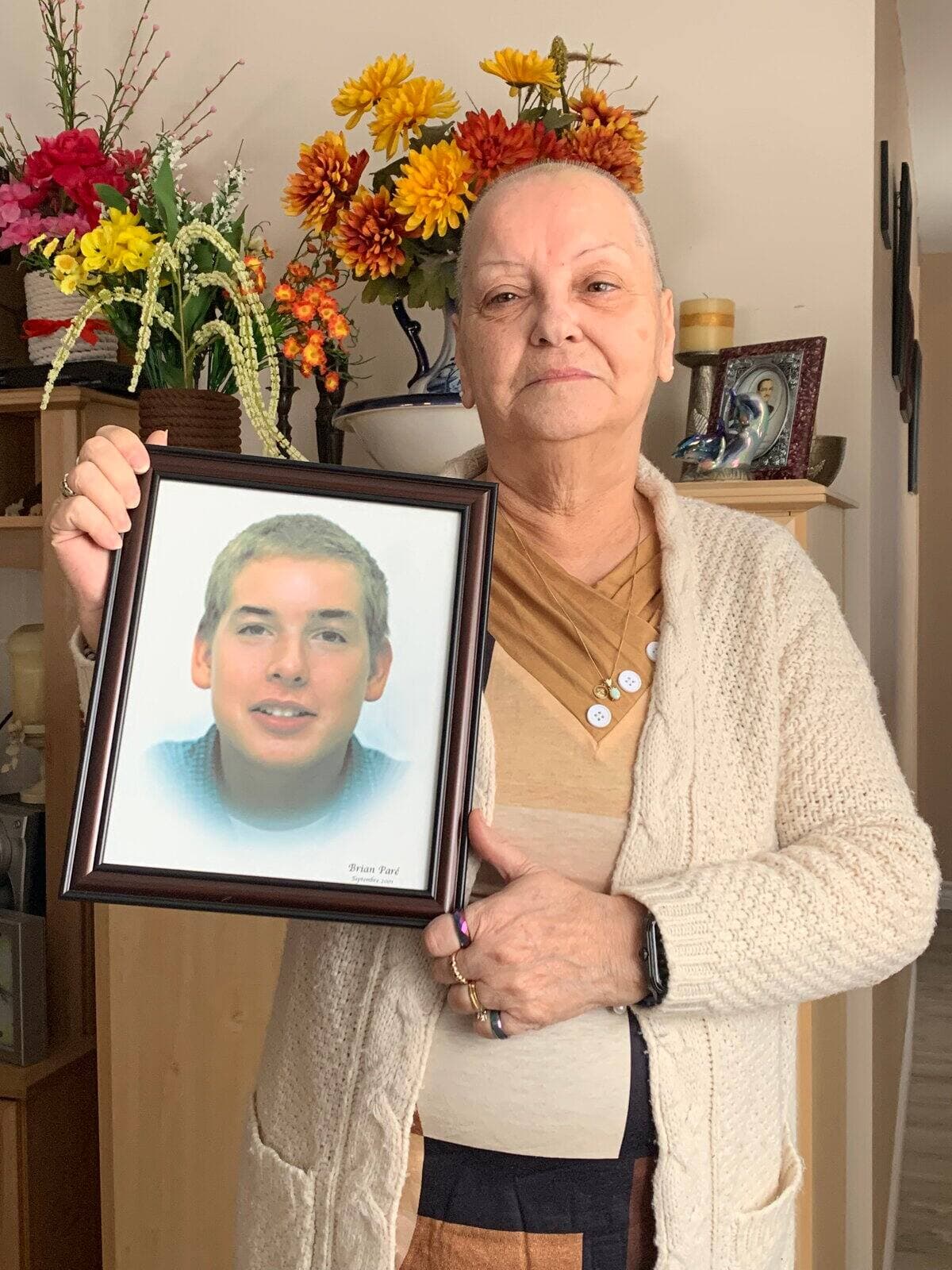 La mère de Brian Paré, Gabrielle Veilleux Boutet, a confié au Journal que son fils souffre de paranoïa et de graves problèmes d'anxiété puisqu'il a vécu une enfance difficle, dans un contexte de violence conjugale.