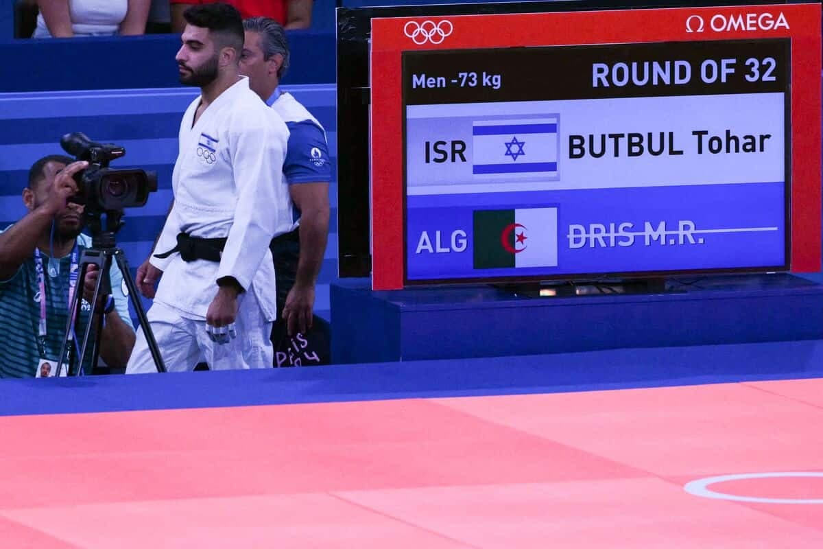 Le judoka israélien Tohar Butbul photographié lundi près du tableau qui montre la disqualification de son adversaire, l'Algérien Messaoud Redouane Dris.