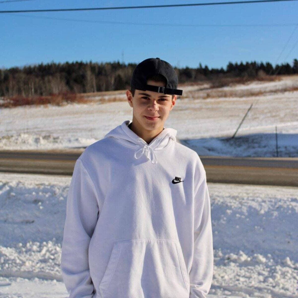 Le véhicule dans lequel se trouvait Émeric Gauthier a percuté violemment un poteau électrique sur un chemin de terre isolé, le 8 juin 2023 à Petite-Rivière-Saint-François.