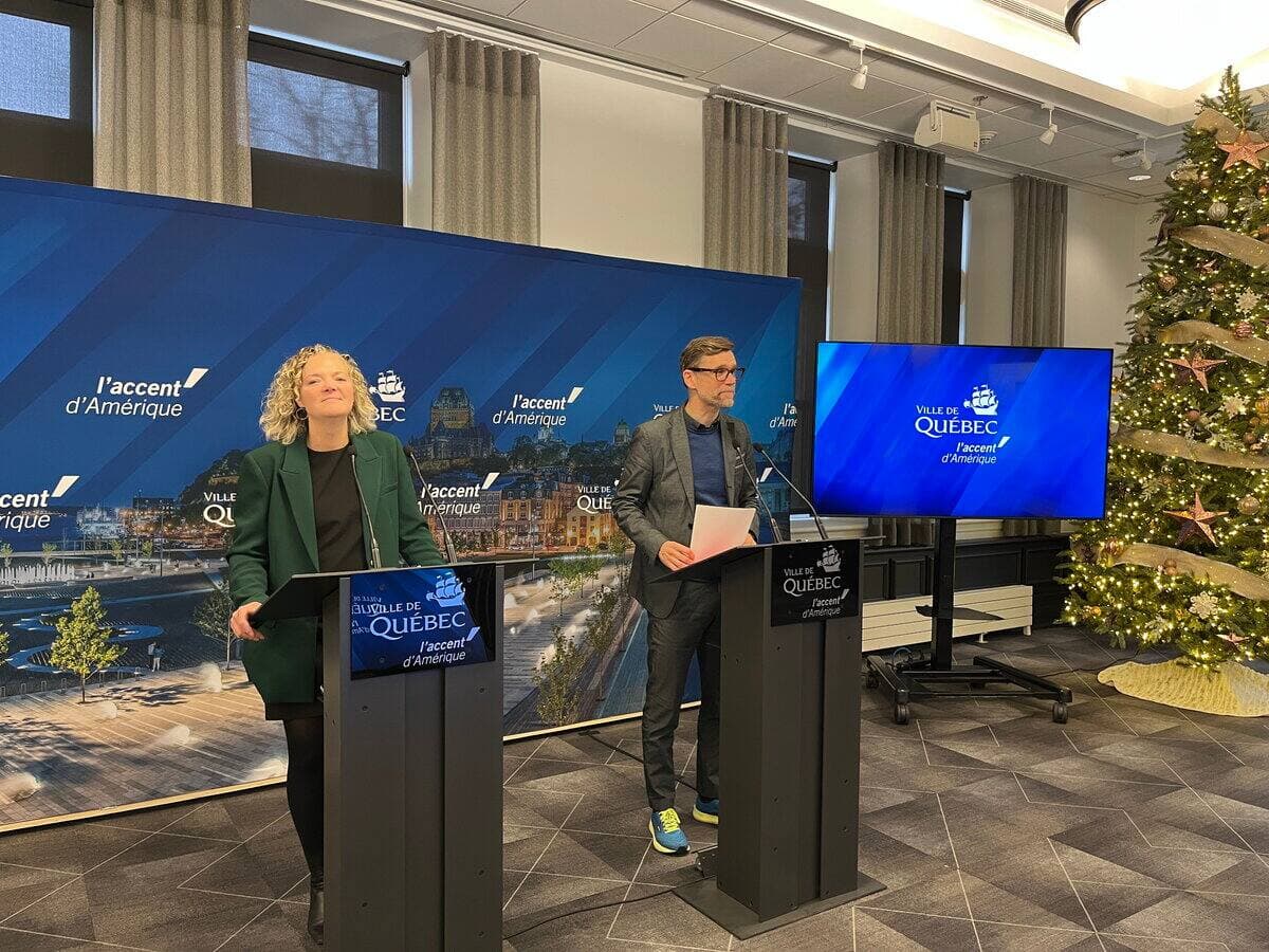 Mélissa Coulombe-Leduc, responsable du patrimoine au comité exécutif et conseillère municipale du district du Cap-aux-Diamants, et Bruno Marchand, maire de Québec, lors de l'annonce du plan d'action pour améliorer la qualité de vie dans le Vieux-Québec, le 1er décembre 2023 à l'hôtel de ville de Québec.