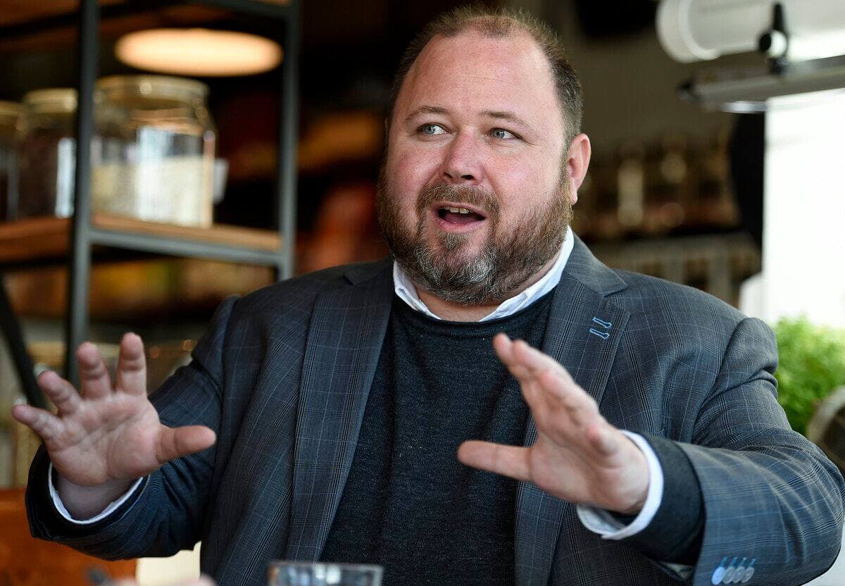 Le chef de l’opposition à l’hôtel de ville de Québec, Claude Villeneuve, estime que Bruno Marchand a gonflé les attentes sciemment en campagne électorale pour accéder à la mairie.