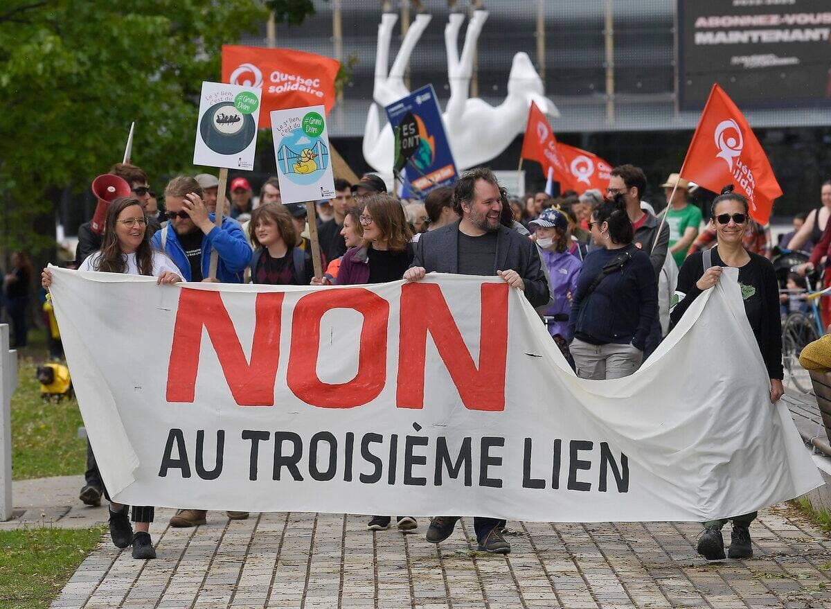Une manifestation à Québec contre le troisième lien, en juin 2022.