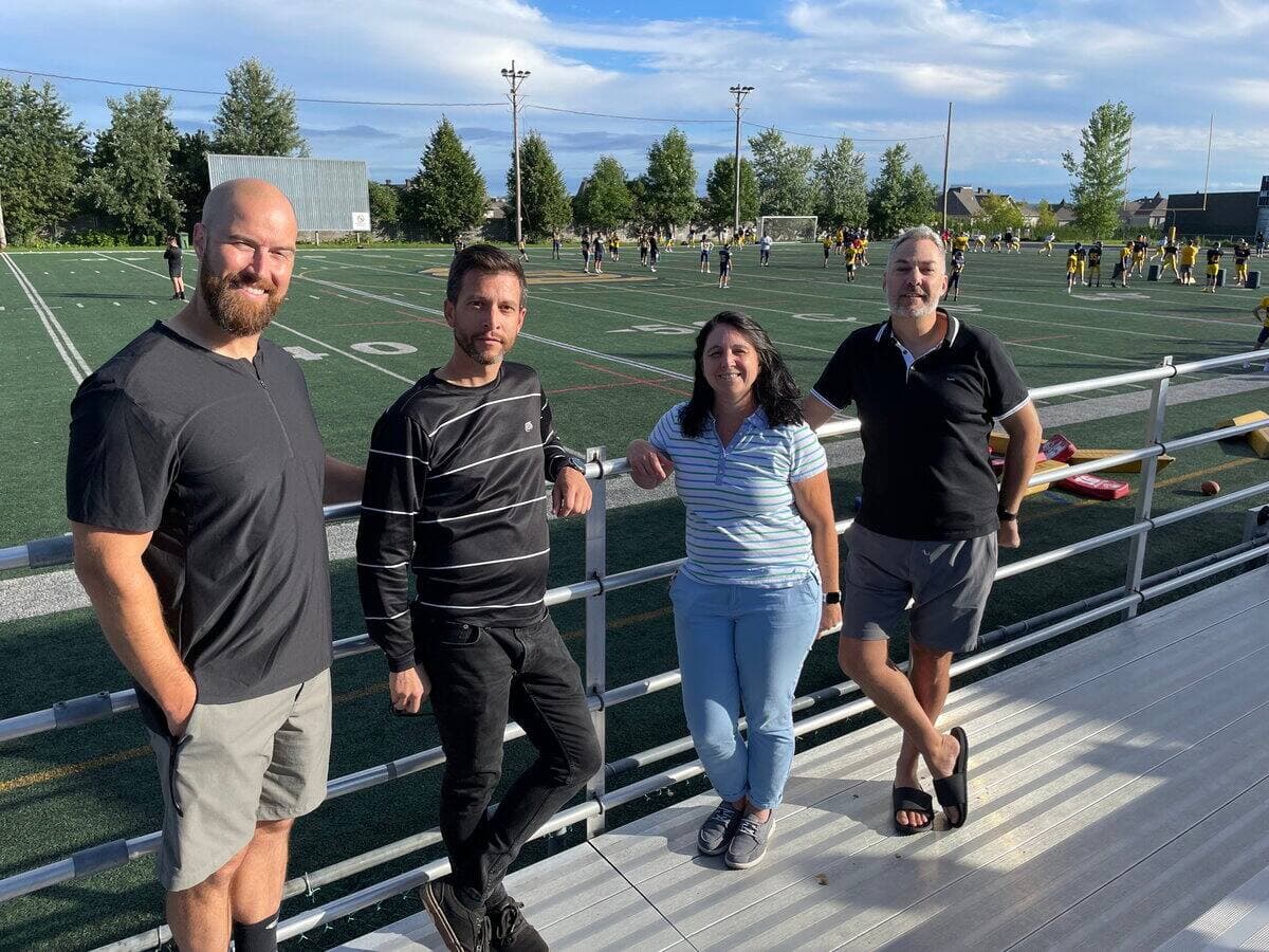Gabriel Hardy, Julien Royer, Julie Tremblay et Yannick Boucher déplorent qu'un règlement municipal interdise la présence d'un annonceur maison lors des matchs des équipes de football de l'Arsenal de l'Académie Saint-Louis.