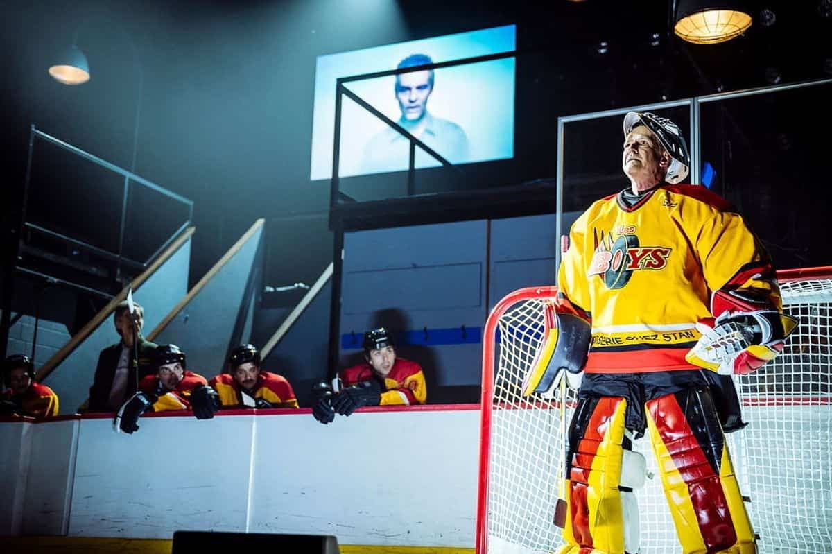 Paul Houde, sur l’écran en haut de l’image, revit dans le spectacle «Les Boys».