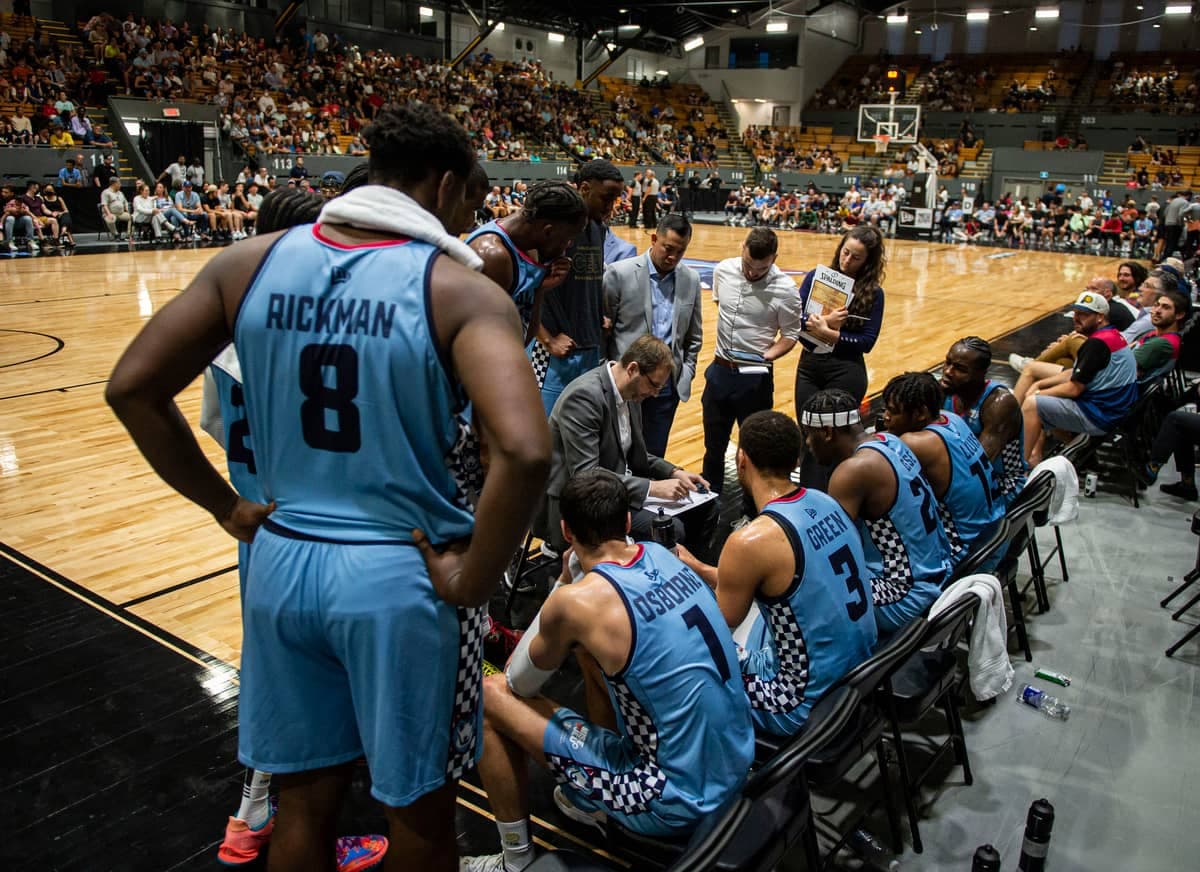 L'entraîneur donne ses consignes aux joueurs de l'Alliance de Montréal durant un match, en juillet dernier.
