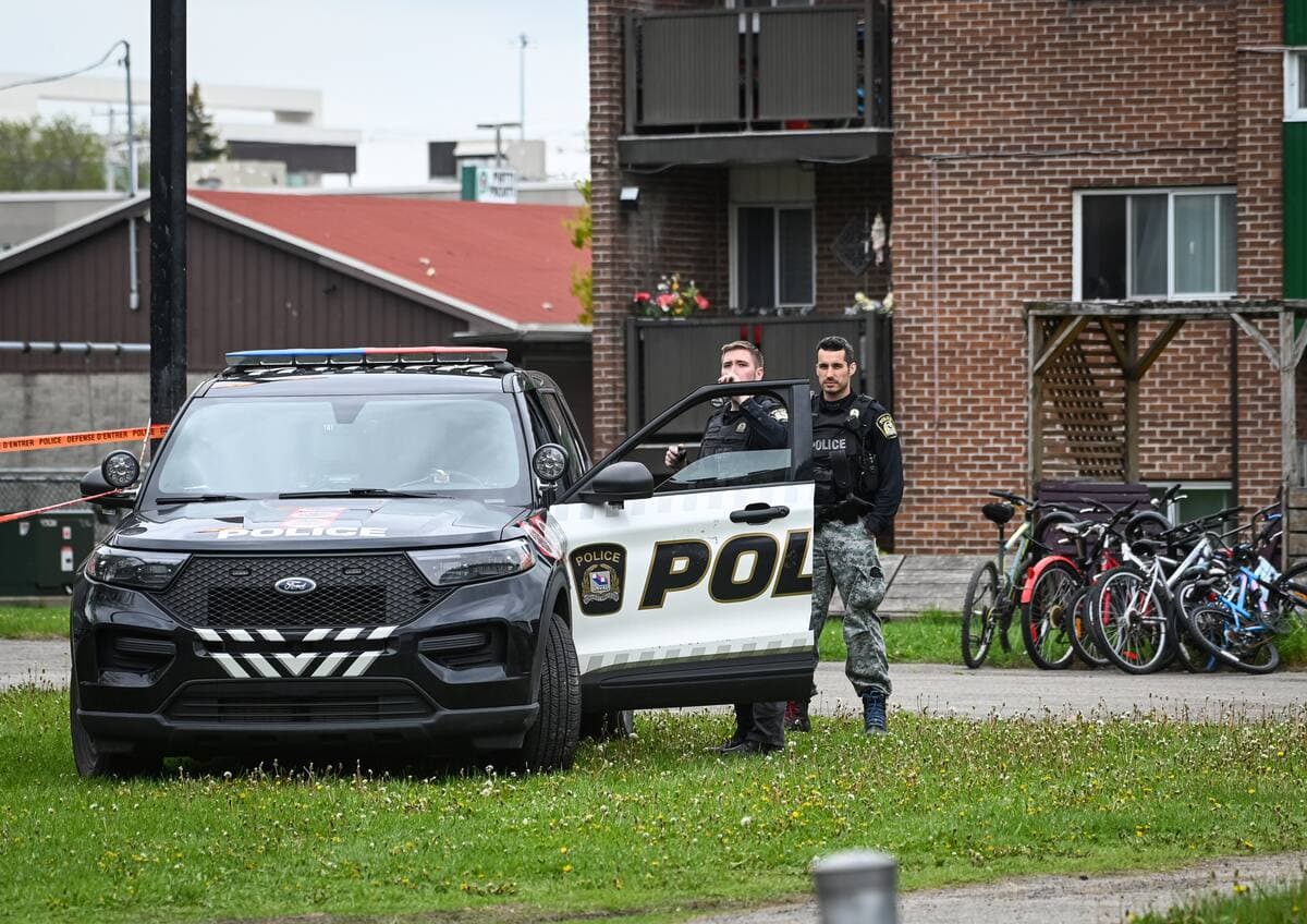 La police de Laval est toujours présente sur les lieux du meurtre d’un homme de 71 ans, le jeudi 22 mai 2025, sur l’avenue Dumouchel, dans le quartier Chomedey. Le crime a été commis plusieurs jours plus tôt à l’intérieur d’un immeuble à logements.