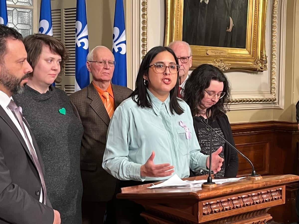 La députée de Québec solidaire Alejandra Zaga Mendez, en avant-plan, propose de taxer les ultrariches pour contrer les effets de la décote du Québec.
