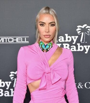 Attention: cette photo a été modifiée et ne correspond pas à la réalité. Le tatouage dans le cou est peu crédible, mais les cheveux, aussi générés par intelligence artificielle, le sont bien plus.