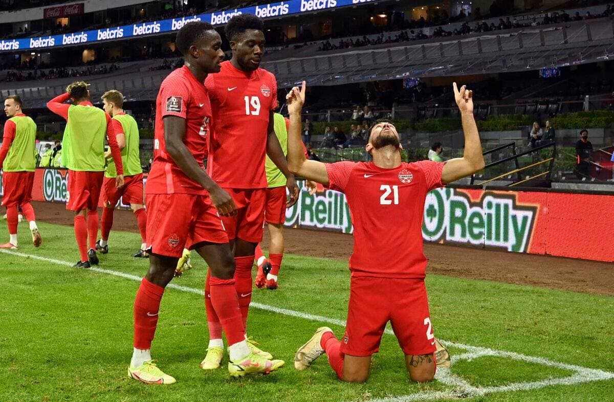 Moment de gloire pour Jonathan Osorio qui célèbre l’unique but du Canada en présence de deux coéquipiers.