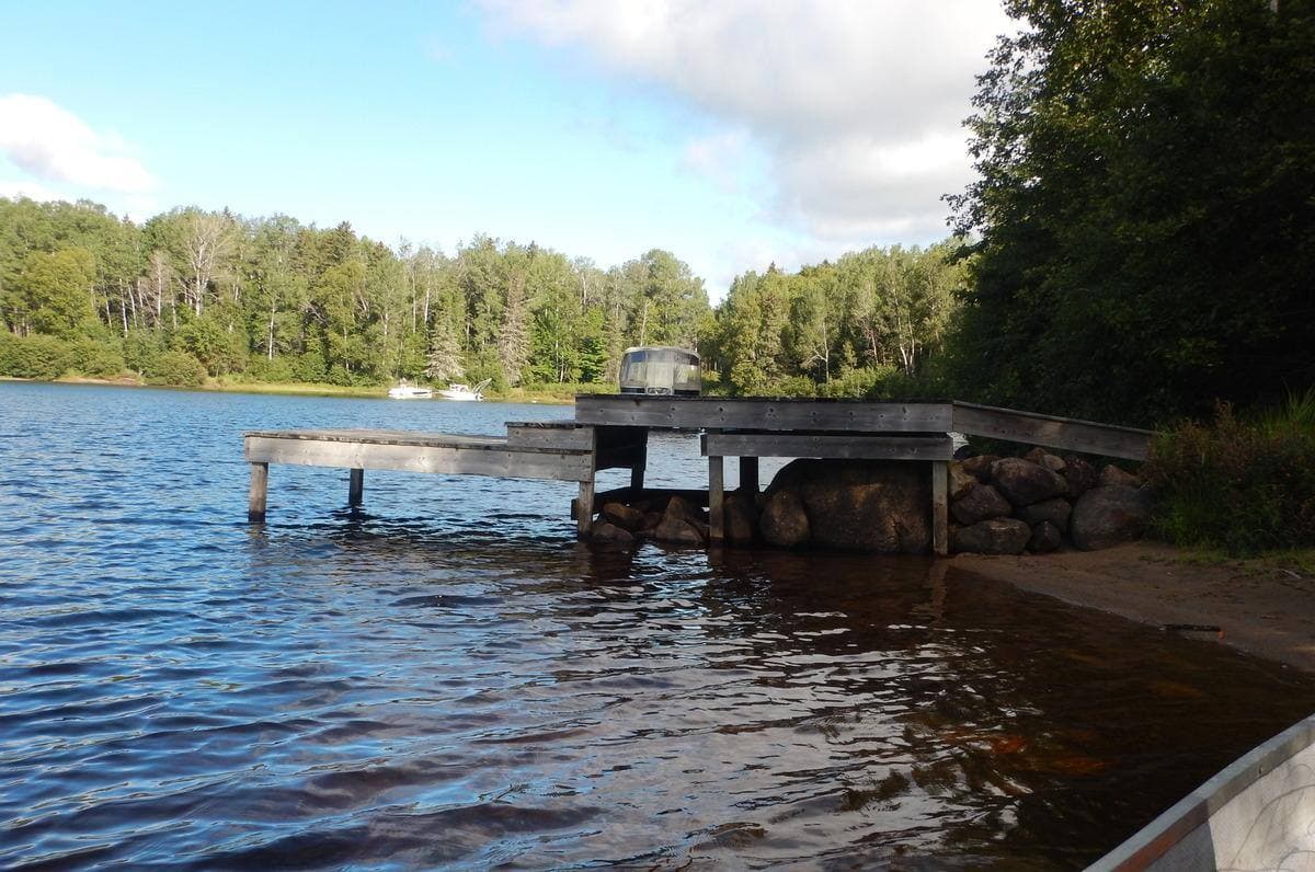La multiplication des quais illégaux est devenue problématique au lac Taureau, un fléau qui nuit au libre accès du public aux plages et qui menace l'intégrité écologique des berges de ce plan d’eau situé dans le nord de Lanaudière. Les instances régionales ont entrepris de s'y attaquer. Sur la présente photo: Plus de 80 quais illégaux entourent le lac Taureau, tel ce quai pris en photo en août 2020. Crédit photo: MRC de Matawinie