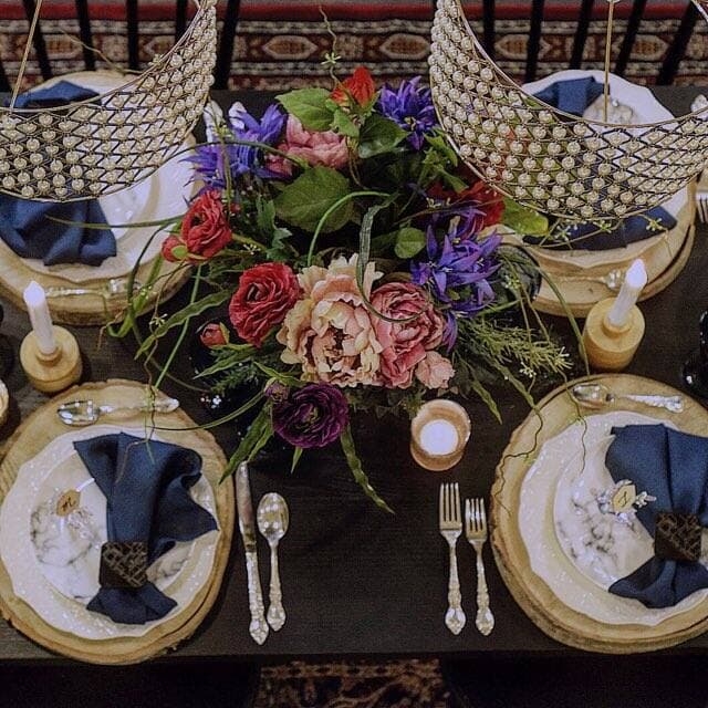 Un ensemble stylisé par Marie Adolphe de M.A Signature Event Design et disponible sur Tenue de Soirée. Mme Adolphe conceptualise différentes ambiances de décor avec des éléments originaux.