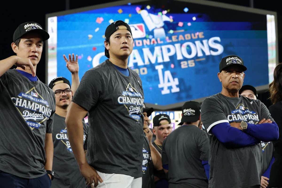 Shohei Ontani célèbre avec ses coéquipiers et son gérant Dave Roberts (à droite) après sa performance historique, le 17 octobre 2025, ayant permis aux Dodgers de remporter la série de championnat de la Ligue nationale.