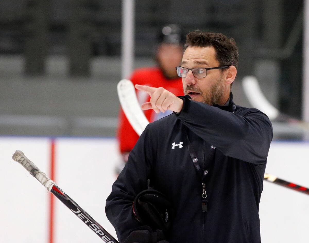 Éric Veilleux dirigera son premier match officiel de saison régulière derrière le banc des Remparts, samedi.