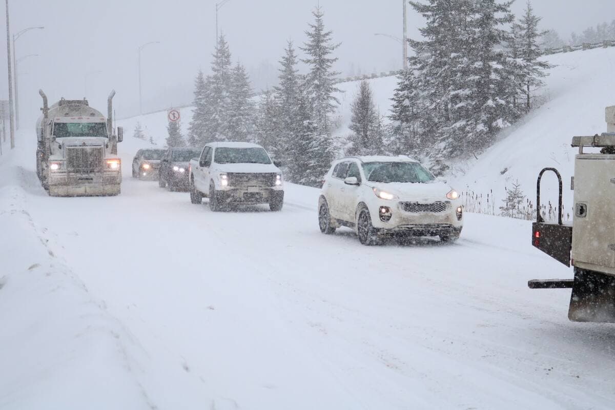 La fermeture complète du parc des Laurentides force les voitures à faire demi-tour vers Québec.
