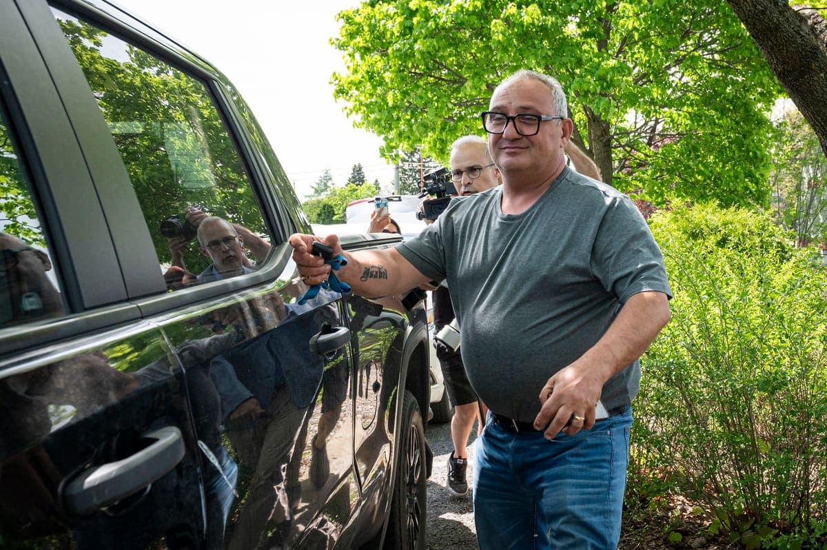 Le chef déchu Giovanni Apollo, dont le vrai prénom est Jean-Claude, lors de sa sortie du poste de police de Richelieu-Saint-Laurent le 16 mai dernier. L’homme de 55 ans a un nouveau véhicule depuis que son Jeep s’est fait voler et enflammer, en 2023.