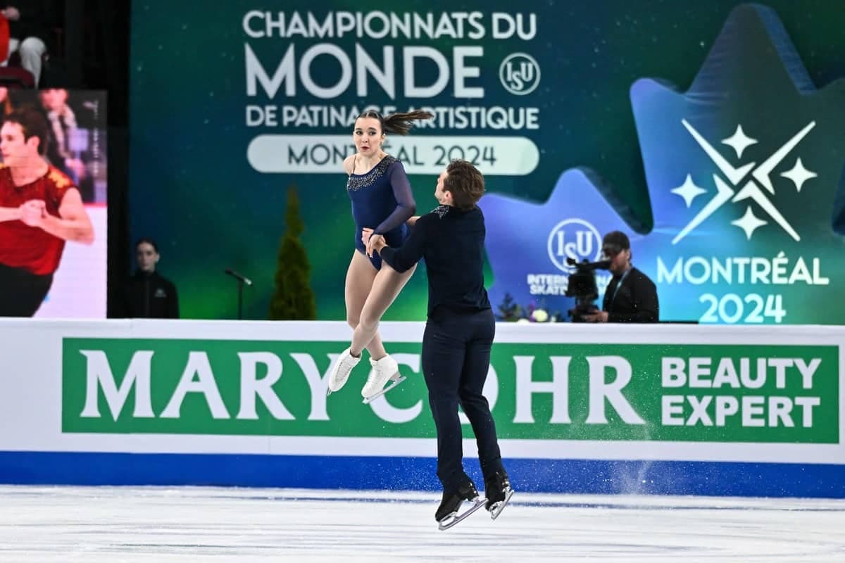 Les Canadiens Lia Pereira et Trennt Michaud, en action mercredi, pendant les Championnats du monde de patinage artistique, à Montréal.