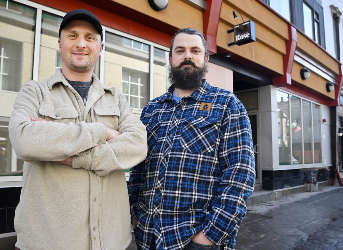 Samuel Pouliot et Raphaël G. Théberge, deux anciens du Kundah Hôtel, démarre un resto cajun à l’accent québécois. Il prendra place dans l’ancien Ashton de la rue Saint-Joseph. Le 14-03-2025.   PHOTO: DIDIER DEBUSSCHERE/JOURNAL DE QUEBEC