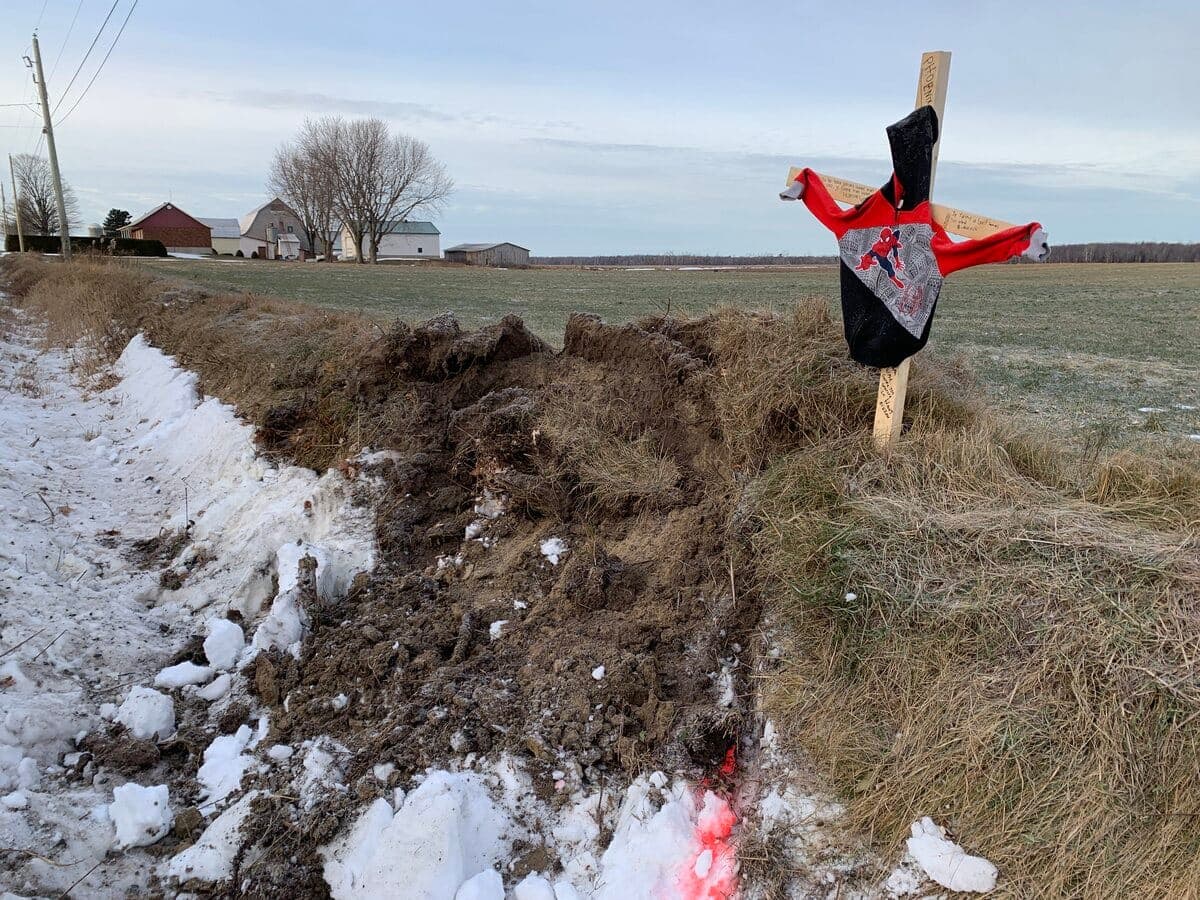Une croix en hommage au jeune garçon décédé a été mise en place près du lieu de l’accident d’autobus qui lui a coûté la vie à Lyster, dans le Centre-du-Québec.