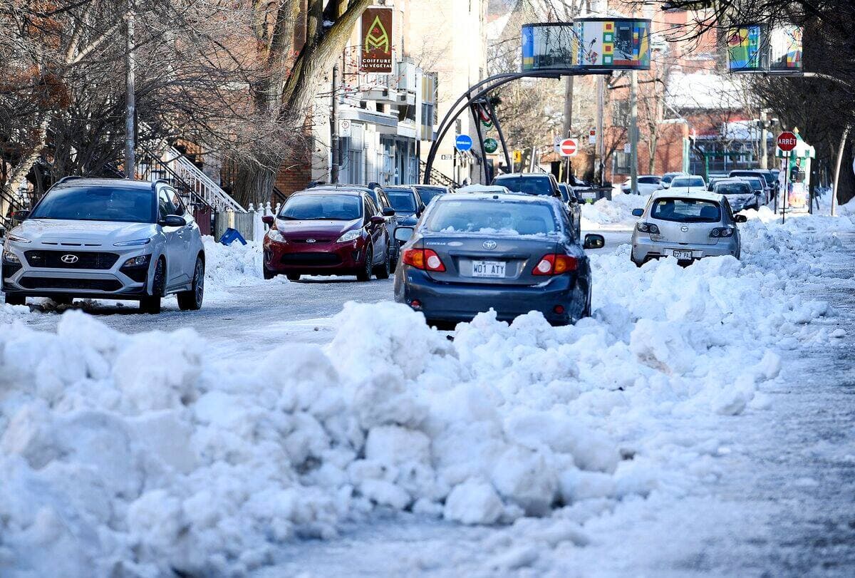 Plusieurs rues de la ville de Québec étaient toujours complètement glacées ou encombrées de neige en mi-journée, mardi.